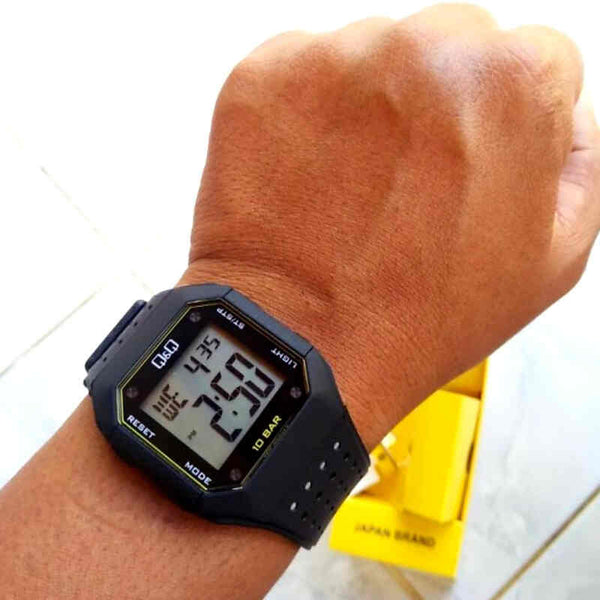 Q&Q Watch By Citizen M158J005Y Men Digital Watch with Black Rubber Strap